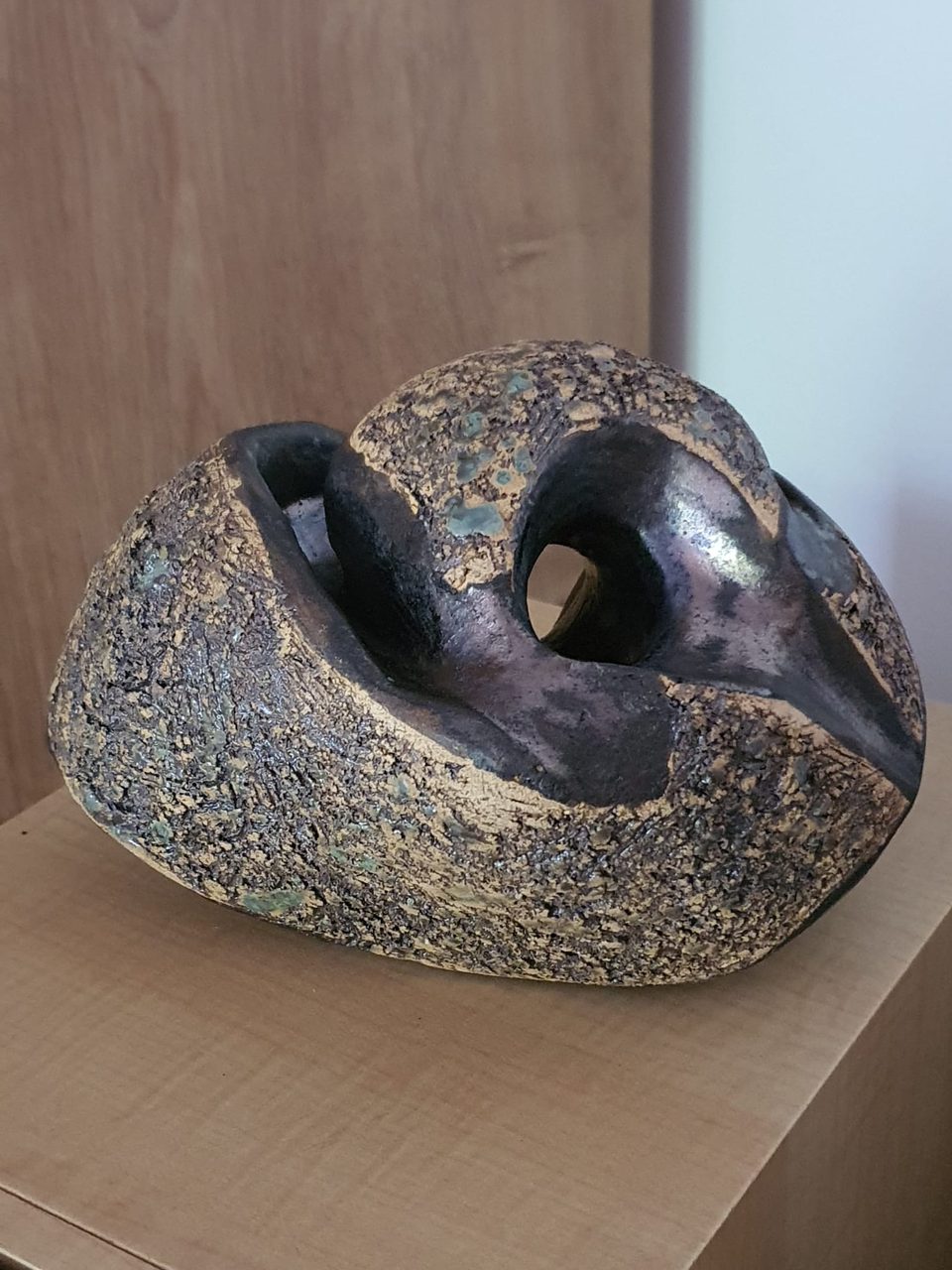 Ceramiczna forma przypominająca duży otoczak z chropowatą jasną fakturą